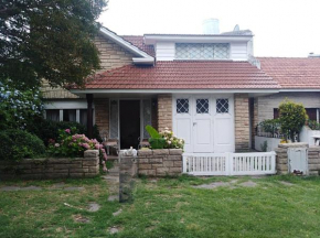 Casa 3 dormitorios con jardín y parrilla en Los Troncos Mar del Plata